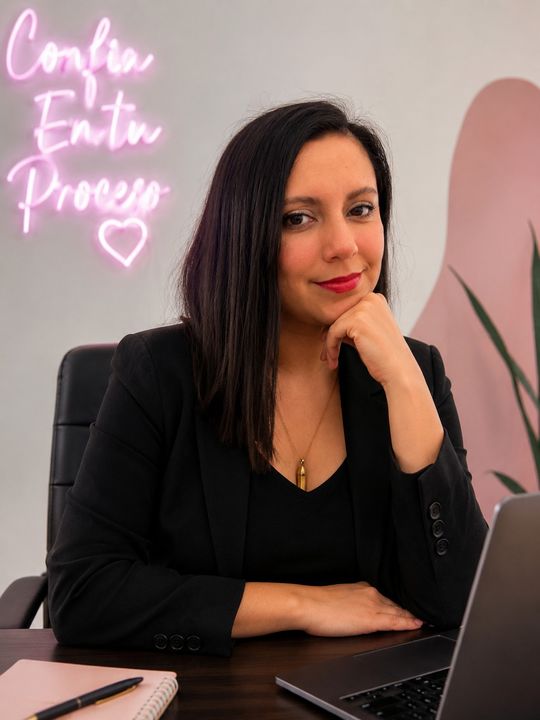Alejandra Herrera en su cabina — Confia en tu proceso
